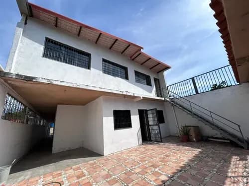 Venta De Amplia Casa 2 Pozos De Agua, Patio, Potencial Para Construir 2 Viviendas Adicionales Acdc