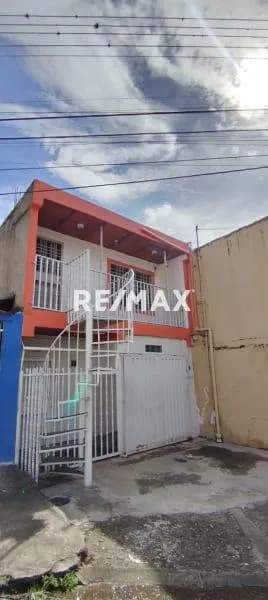 Casa Bifamiliar doble Propósito Ubicada en la calle principal. De la Castra