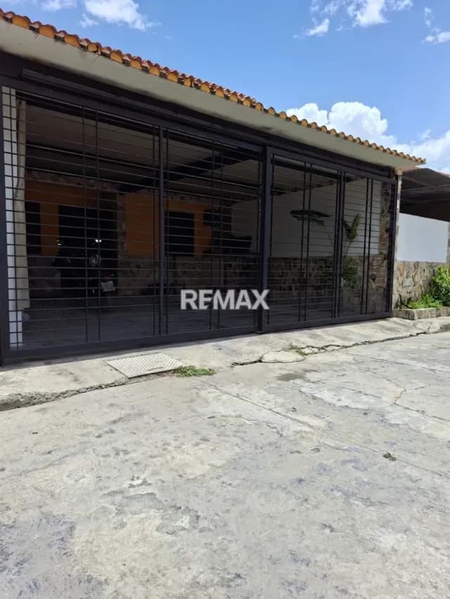Apartamento Tetra nivel planta baja. Urb las Bromelias