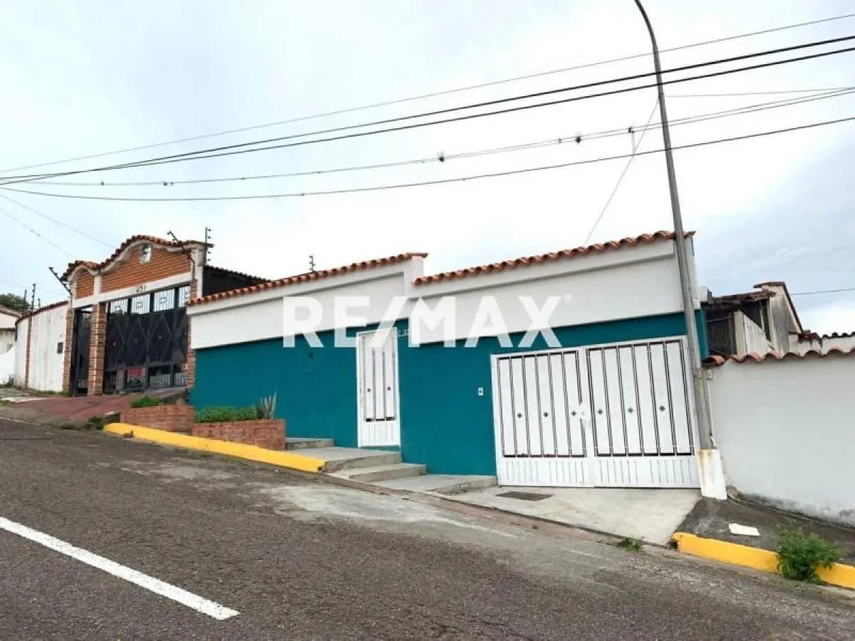 Casa en Urb las Mercedes, subiendo por la católica, o hotel jardín