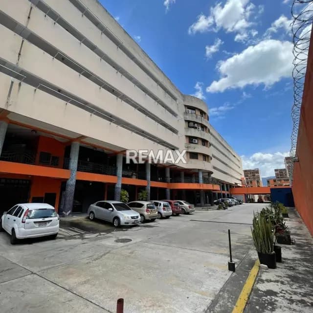 Local en alquiler ubicado en Naguanagua Centro comercial Bayona al lado del hospital Metropolitano.