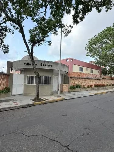 En Venta Amplio Town House Urbanización El Bosque De Valencia