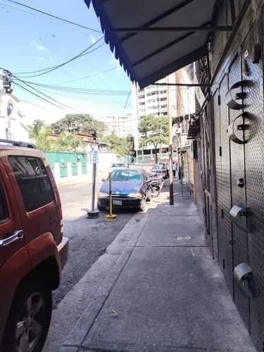 Se Alquila Local Comercial A Pie De Calle En La Primera Transversal De La Avenida Sucre De Los Dos Caminos Amplio Al Fondo Ideal Para Taller Mecánico O Cualquier Otro Rubro