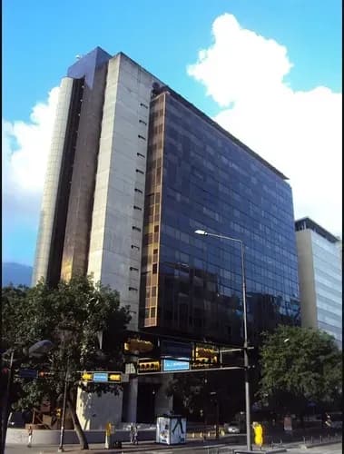 Amplia Oficina Con Vista A Los Campos De Golf Del Country Y Av Fco De Miranda