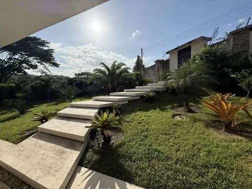 B-4577. Alexora Vende Hermosa Casa Residencial Moderna Con Espectacular Piscina, Ubicada En La Urbanización Safari Country Club (5,5,8)