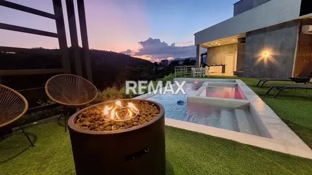 En venta casa Moderna ubicada en Lomas del country Club