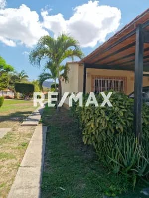 Se Vende Casa de Esuina con salida a la Piscina Valle de Oro San Diego