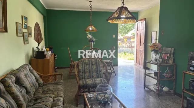 EN VENTA: APARTAMENTO EN PLANTA BAJA CON LOCAL COMERCIAL – LA ISABELICA