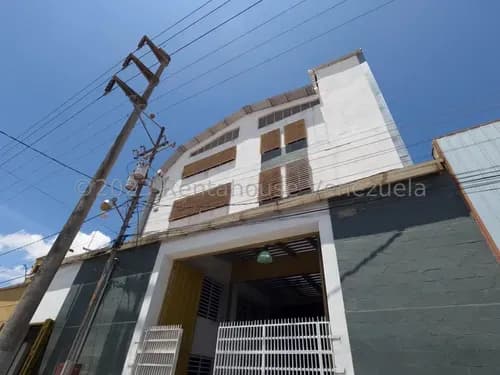 Karen Burgos Te Ofrece En Venta Amplio E Impecable Galpón En Zona Industrial 1 Barquisimeto, Con Paredes Perimetrales Reforzadas Con Láminas De Hierro Para Mayor Seguridad.