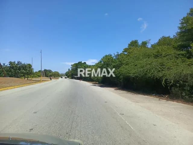 LOTE DE TERRENO EN ZONA CERCANO A CENTROS COMERCIALES , EN PLENA AV PRINCIPAL LUISA CACERES DE ARISMENDI ISLA DE MARGARITA IDEAL PARA EMPRENDER NEGOCIO O CONSTRUCCIÓN DE VIVIENDA