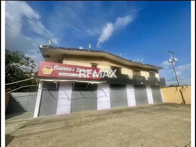 Se Vende Inmueble de 2 Niveles 1400m2 Local de Panadería Equipada y 3 Apartamentos en la Parte Alta