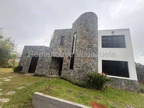 (cliente Directo) Venta 26-12113 Cálida E Impecable Casa Remodelada, Ubicada En La Exclusiva Urbanización De Lomas De Club De Campo.