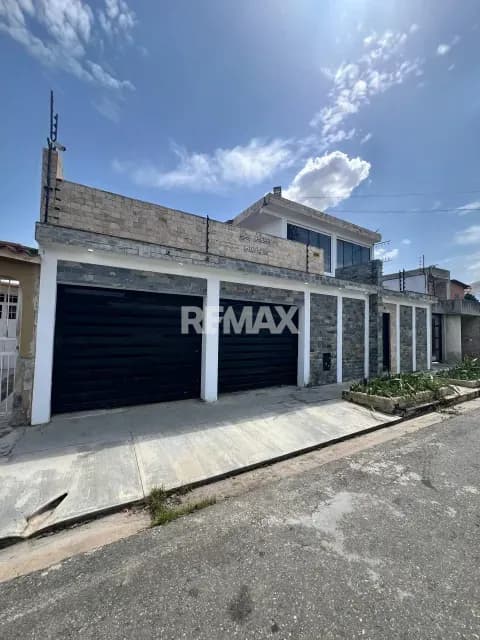 SE VENDE AMPLIA CASA CON PISCINA EN EL MORRO SAN DIEGO