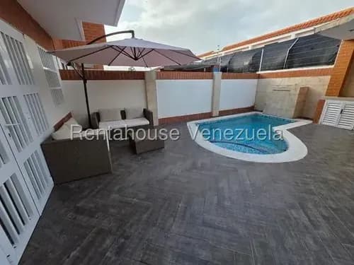 En Venta Casa De Playa, Patio Con Piscina Y Bbq Privada, Planta Electrica, Conjunto Privado Con Areas De Piscina En Ciudad Flamingo Chichiriviche, Diana C, 26-16405