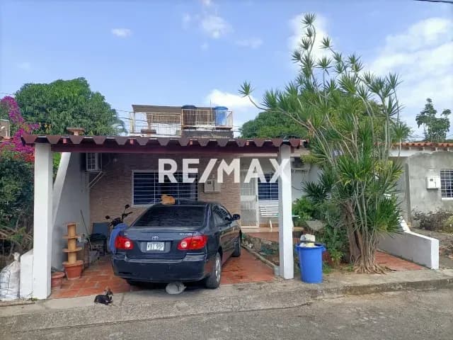 CASA EN VENTA + ESTRUCTURA CON ANEXOS