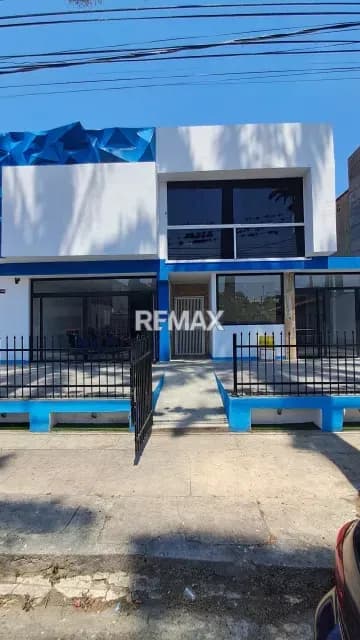 Alquiler de amplia casa comercial en el corazón del viñedo