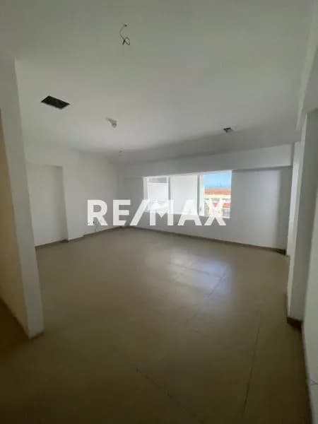 Se Vende Local Comercial en el Centro Empresarial Las Cascadas. Lecheria