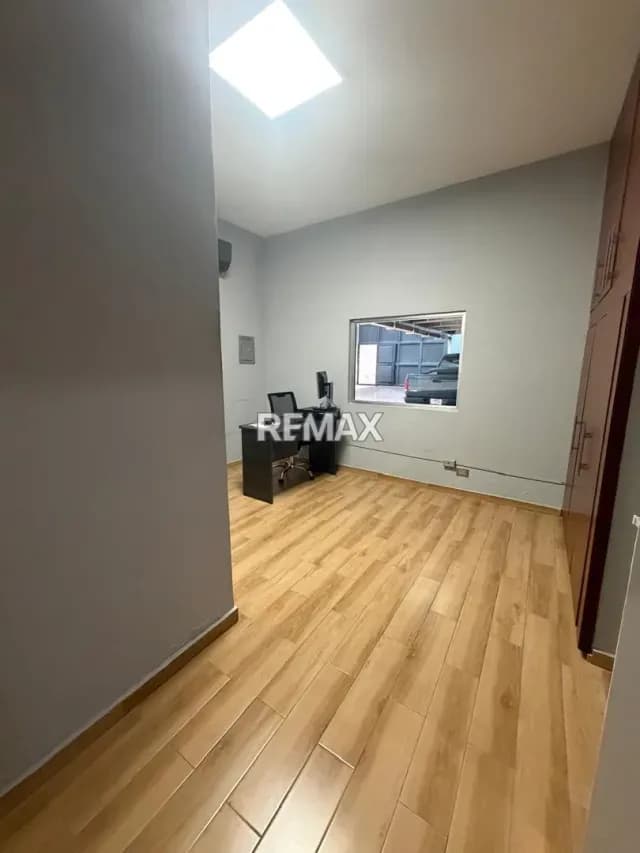 VENTA OFICINA COMERCIAL CON CASA DE UNA HABITACION