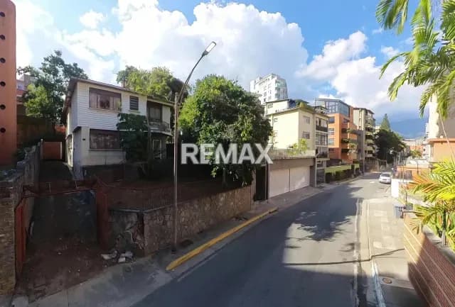 Vendo Casa para remodelar Los Naranjos de Las Mercedes, Calle Cerrada, ubicación Premiun