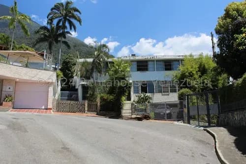 Bella Casa Con Terraza Y Un Precioso Jardín Los Palos Grandes 26-19646