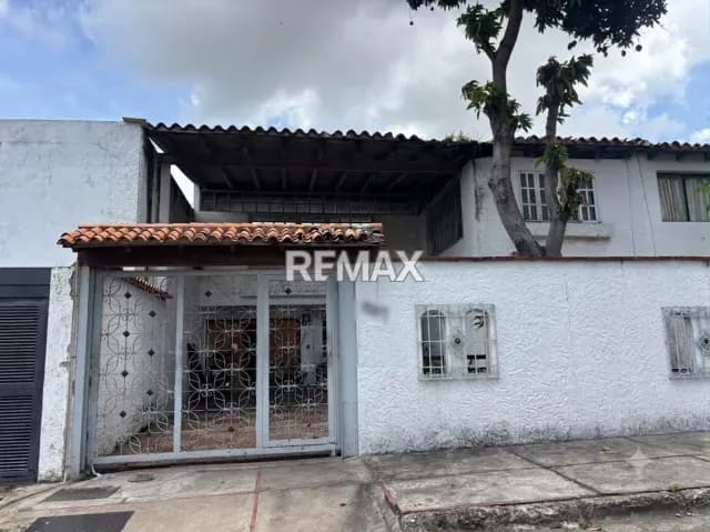 Casa en venta - Urb. Santa Cecilia (calle cerrada con vigilancia)
