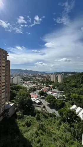 Confortable Apartamento De 85 M2 En Piso 10 Con Excelente Vista, Dos Puestos Techados, Maletero Y Negociación Flexible Residencias Río Apure, Urbanización El Parral Mu-au