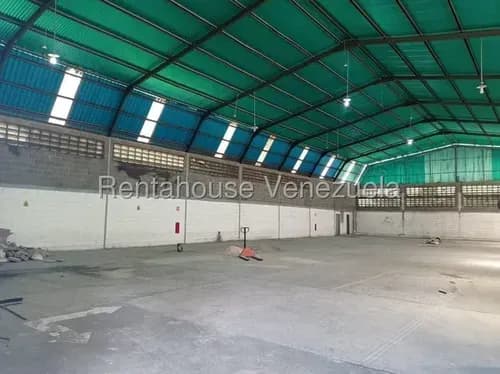 Daniela Linarez Alquila Excelente Galpón Comercial De 1240m2, Oficina, 2 Tanques De Agua 5000lts Y 2000lts, Baño, Vestier Ubicado En La Zona Industrial 3 Barquisimeto