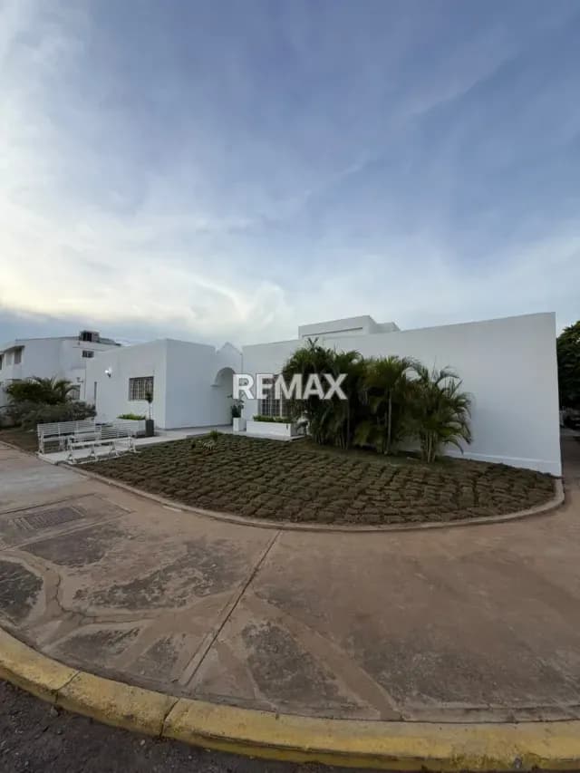 Townhouse en Venta Villa Portal del Lago Av. Fuerzas Armadas