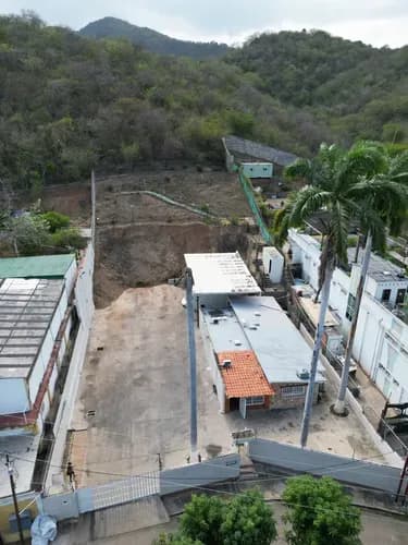 Remax Lider Vende Galpon En Lecheria Capacidad 25 Camiones- Maria J