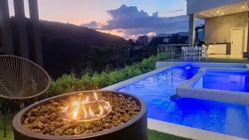 En Venta Exclusiva Casa Ubicada En Guataparo Lomas Del Country, Doble Anillo De Vigilancia, Acabados Modernos, Techos Doble Altura, Planta Eléctrica 100%, Mini Campo De Golf, Rg