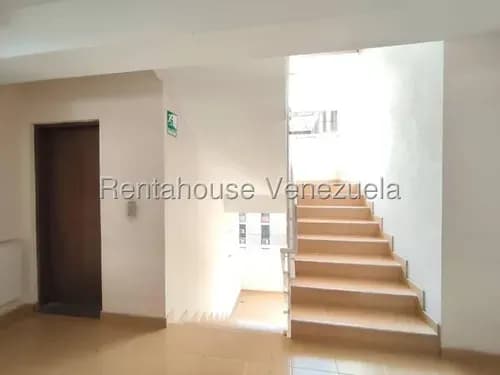 # 26-15162 Venta Apartamento Amoblado Con Estacionamiento Doble Y Maletero En Ubicación Privilegiada Barquisimeto, Lara ~aa~