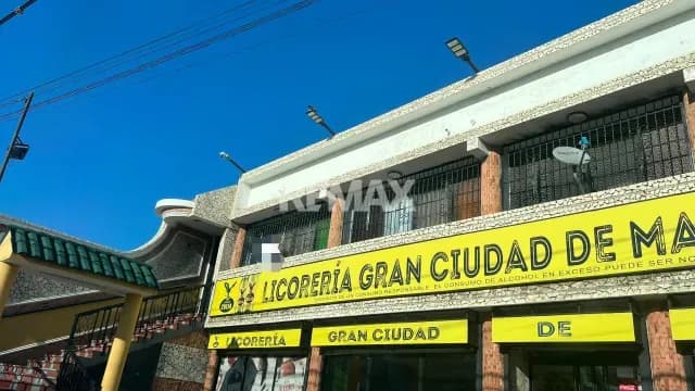 LOCAL PARA USO MULTIPLES. EN LA AV 15 DE SIERRA MAESTRA