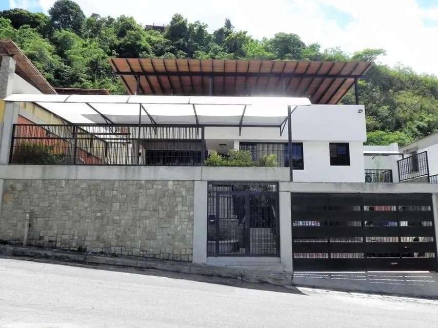 Casa (Duplex) en Venta en Prados del Este, Distrito Metropolitano