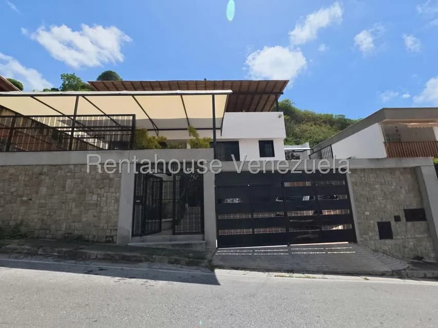 Casa (Duplex) en Venta en Prados del Este, Distrito Metropolitano