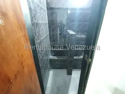 Rentahouse Del Este Alquila Local Comercial En Centro De Barquisimeto, Estratégicamente Situado Zona De Gran Afluencia Comercial. Cód. 26-7525