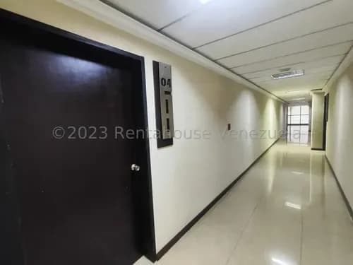 *jl/ Oficina En Obra Gris Para Remodelar A Su Gusto En Venta Triangulo Del Este Barquisimeto Lara, Venezuela, Cód. 24-8062 /2 Baños 64.19 M2