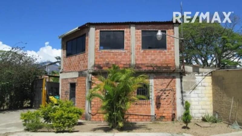 Terreno amplio en venta con Casa y Galpón en la Urb. Las Mercedes, San Diego