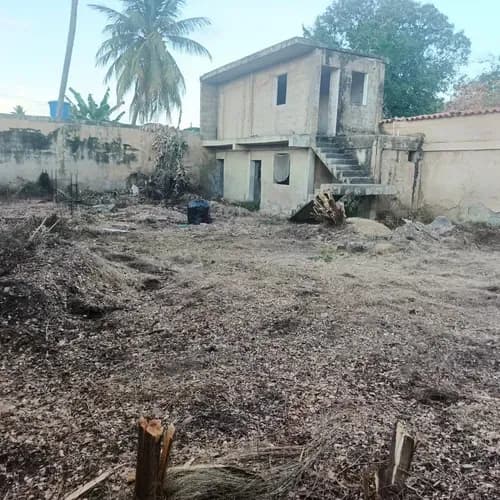 Luis Vende Terreno Con Benechuria En Av. Silva, Cerca De La Playa, Tucacas Falcon (solo Clientes) Lgt-002