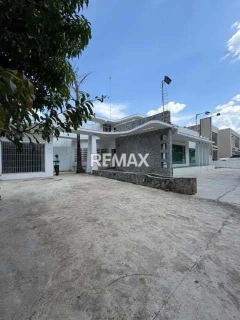 En VENTA CASA COMERCIAL en la Av. Monseñor Adam de la Urbanización el Viñedo, Valencia Edo. Carabobo.