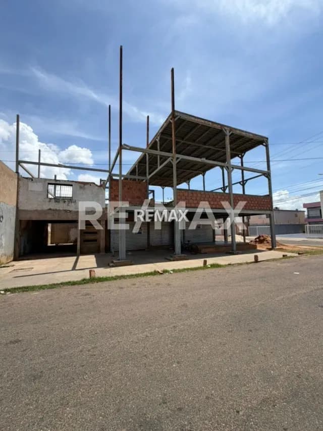 terreno con locales en construcción en Venta Urb La Coromoto