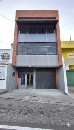 Se Alquila Oficina Comercial De Tres Niveles En Barrio Obrero