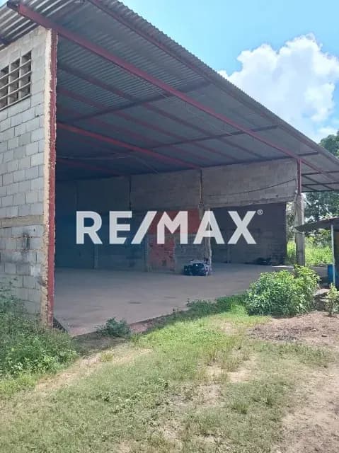 Galpón y Local Comercial con amplio terreno en Venta en Avenida principal de Las Cocuizas