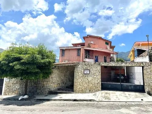 Casa En Venta En Urbanización El Castaño Con 3 Niveles El Último Es Un Apartamento Totalmente Independiente Lista Para Firmar Nela 26-13980 Esta Propiedad Redefine El Concepto De Versatilidad Y Buen G