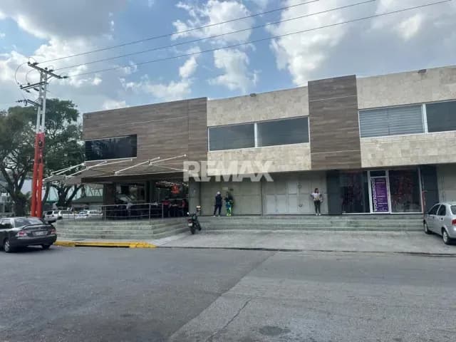 Amplio Local de dos Niveles en Valencia Zona de Alto Trafico