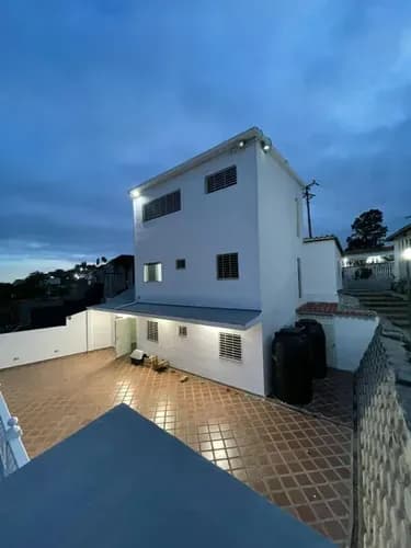 Espectacular Casa De Dos Pisos Apto En Venta Dirección:carrizal Residencia:villa Tovar Metros Cuadrados:380 Metros Terreno : 450 Precio 98mil Negociable. Habitaciones:4 Baños:3 Puesto Estacionamien