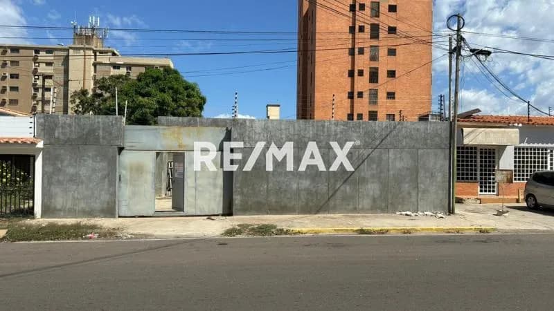ALQUILA CASA COMERCIAL FRENTE AL C C AVENTURA sector tierra negra
