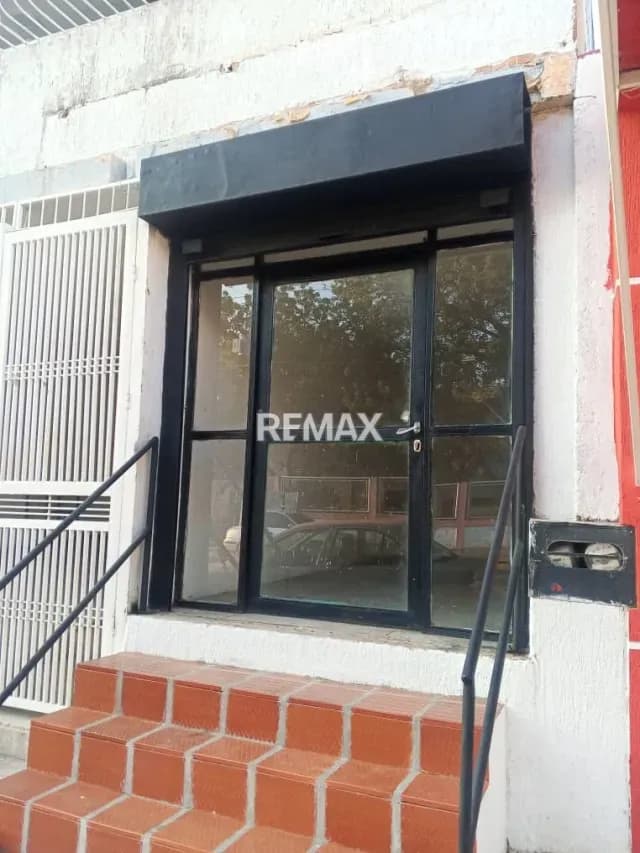 En Alquiler Local comercial ubicado en la calle 161 de la urbanización San Francisco.