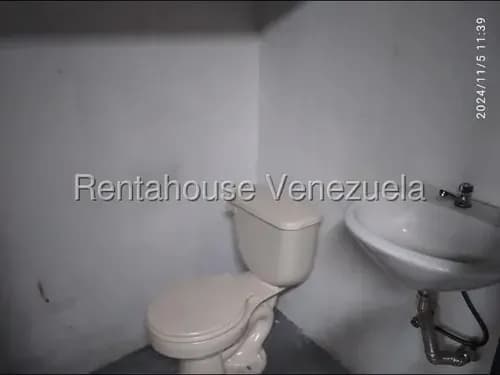 Alquilo Casa Comercial Con Excelente Ubicación A Pie De Calle Frente A La Plaza Bolívar Del Hatillo !!! Cuenta Con Un Espacio Amplio Dos Baños Y Depósito ...!!!