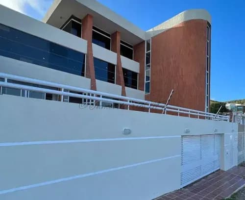 Perla Dorada Real Estate, Ofrece En Venta Bella Casa En La Urbanización Paraíso 1, Pampatar. La Casa Se Encuentra Ubicada En Una De Las Urb. Mas Exclusivas De La Isla, Paraiso 1 Municipio Maneiro.