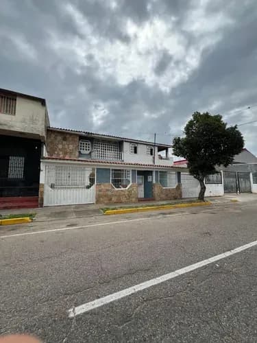 Casa + 2 Apartamentos En Venta - Avenida Perimetral De Michelena